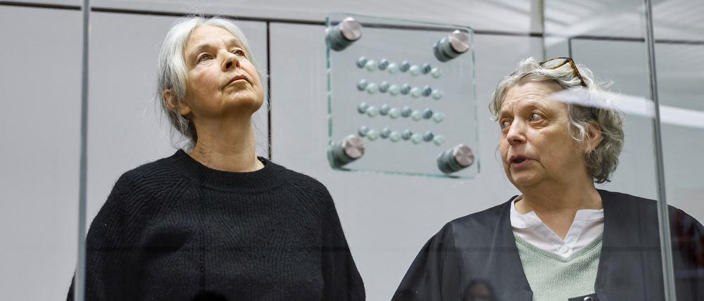 Daniela Klette mit ihrer Anwältin Undine Weyers im Gericht in Celle.