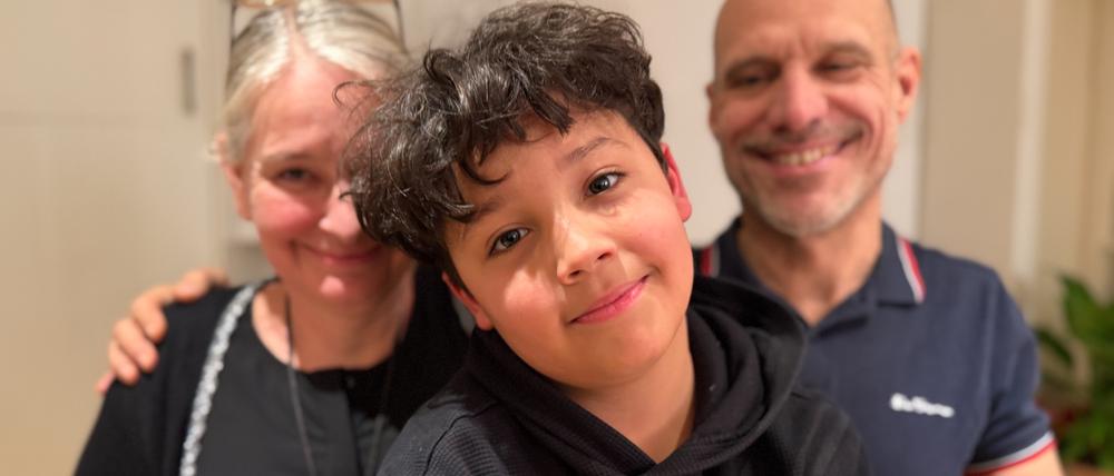 Pflegeeltern Caroline Frey und Elmar Bassen aus Berlin-Zehlendorf lieben ihren achtjährigen Pflegesohn Juan. Es sei „die beste Entscheidung ihres Lebens gewesen“, Juan aufzunehmen, sagen sie.