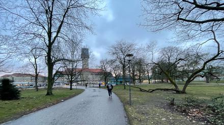 Münsingerpark mit Blick auf Rathaus Berlin-Spandau.