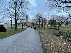 Münsingerpark mit Blick auf Rathaus Berlin-Spandau.