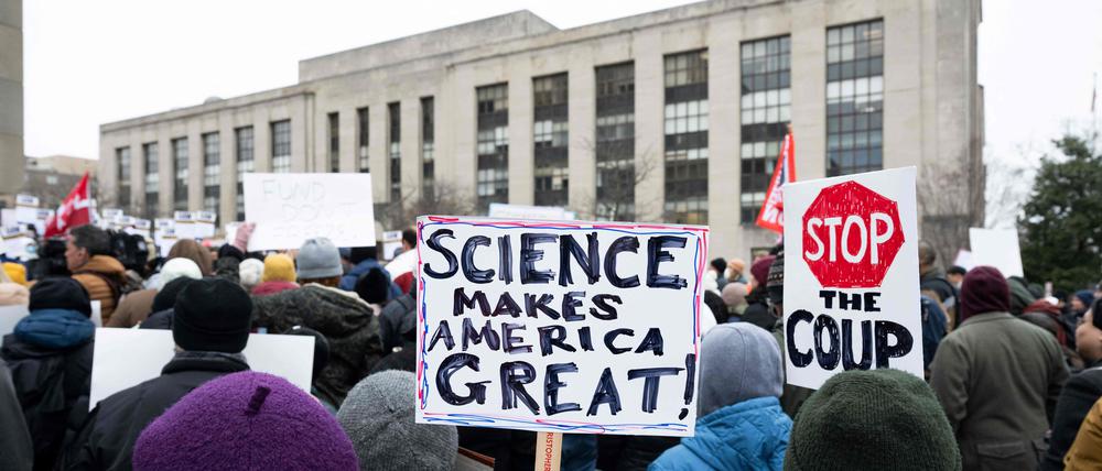Proteste gegen Kürzungen von Forschungsgeldern vor dem US-Gesundheitsministerium in Washington, DC, im Februar.