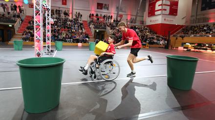 Duell der Sportgiganten. Schülerinnen und Schüler der Sportschule organisieren Show mit Sportprofis und füllen MBS Arena Potsdam.