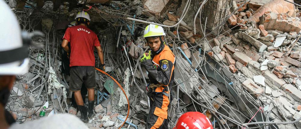 Rettungskräfte suchen in Mandalay nach Opfern des Erdbebens. Mindestens 1000 Menschen kamen allein in Myanmar ums Leben.