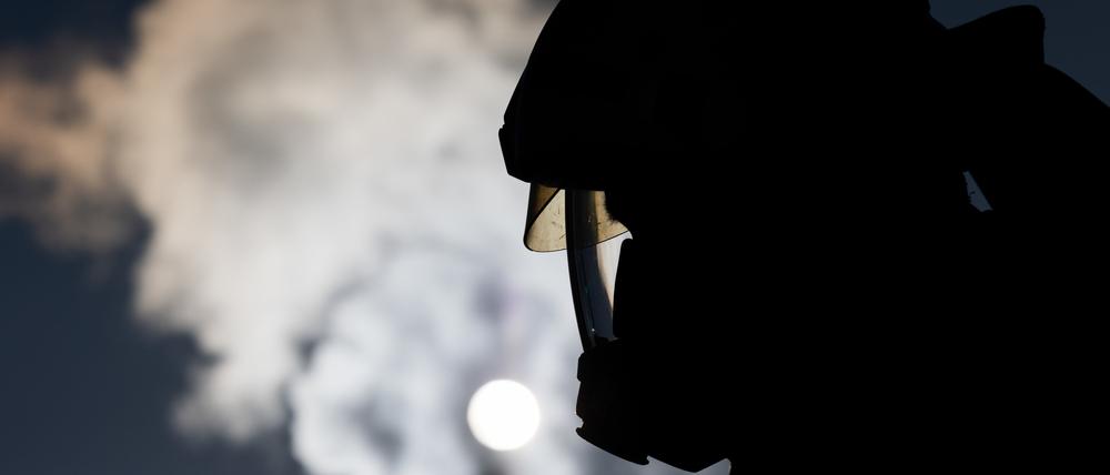 Ein Feuerwehrmann in Atemschutzausrüstung. (Symbolbild)