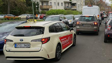 Staus in der Ahornallee in Berlin-Westend infolge der Brückensperrung auf der Stadtautobahn A100.
