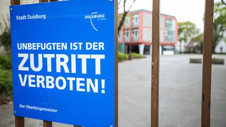 Ein Schild mit der Aufschrift „Unbefugten ist der Zutritt verboten!“ am Schulhofeingang der Schule.