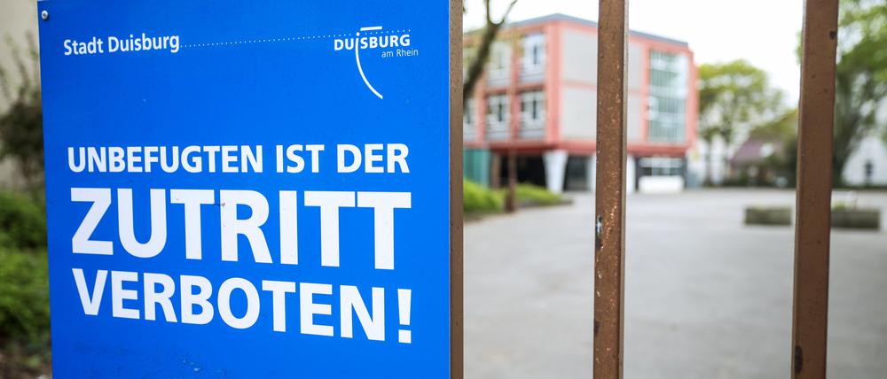 Ein Schild mit der Aufschrift „Unbefugten ist der Zutritt verboten!“ am Schulhofeingang der Schule.