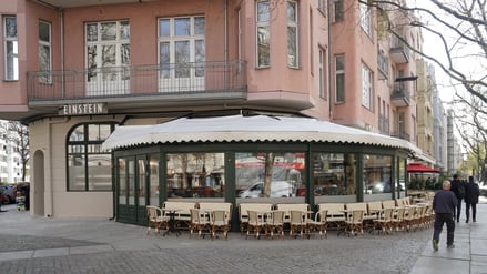 Das im April 2025 eröffnete „Einstein Mommseneck“ in Berlin-Charlottenburg ist der Nachfolger der traditionsreichen Kneipe „Mommsen-Eck“.