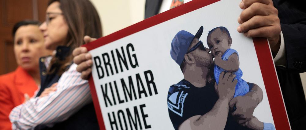 Ein Mitglied des Congressional Hispanic Caucus hält ein Bild von Kilmar Abrego Garcia während einer Pressekonferenz