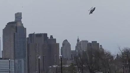 Auf dieser Videoaufnahme fällt ein Hubschrauber in Jersey City, New Jersey, vom Himmel in den Hudson River.