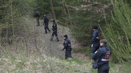 Die Polizei sucht im Bereich von Weitefeld nach weiteren Hinweisen.