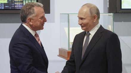 Auf diesem von der staatlichen russischen Nachrichtenagentur Sputnik via AP veröffentlichten Foto, begrüßen sich der russische Präsident Wladimir Putin (r) und der Sondergesandte von US-Präsident Trump, Steve Witkoff.