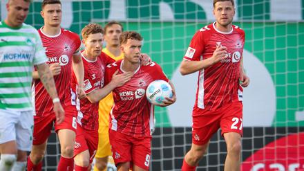 Luca Waldschmidt (M) ist vom Elfmeterpunkt eiskalt.