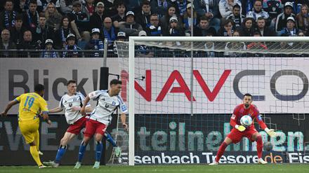 Schockte den HSV: der Braunschweiger Leo Bell Bell (l) erzielt das 0:1.