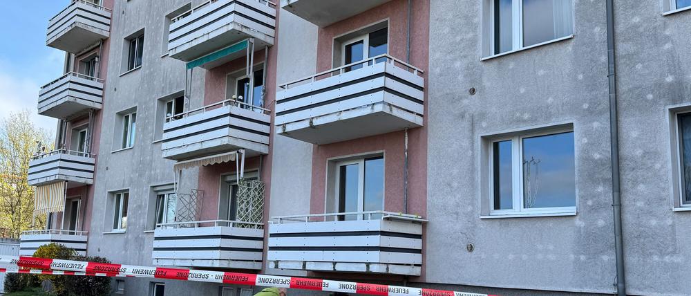 Die Polizei Magdeburg ermittelt, nachdem eine Frau und ein Kind beim Sturz von einem Balkon schwer verletzt worden sind.