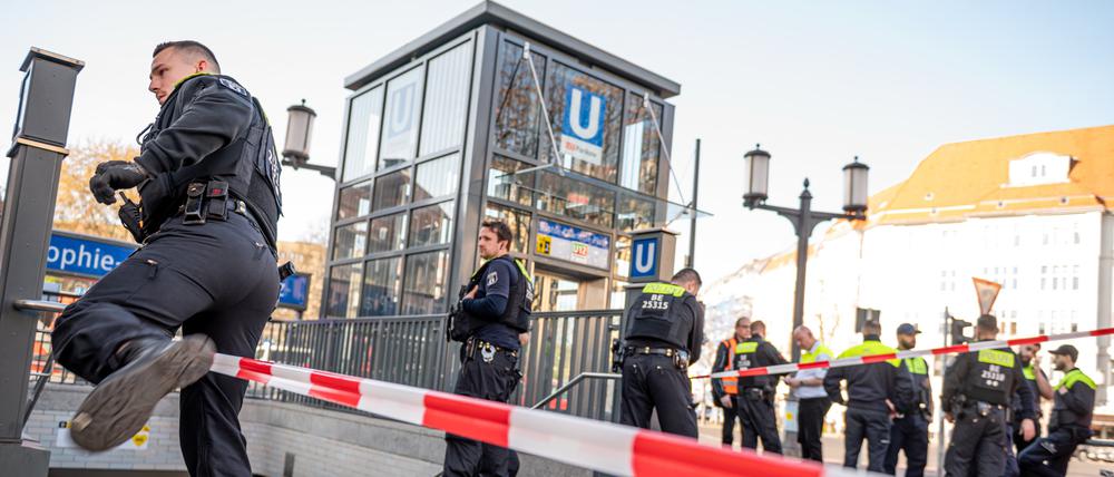 Berliner Polizisten stehen nach einer Gewalttat bei dem U-Bahn-Eingang Sophie-Charlotte-Platz.