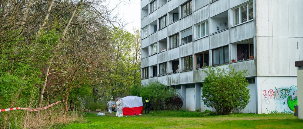 Beamte der Spurensicherung ermitteln neben dem abgesperrten Hochhaus. Ein junger Mann ist in der Nacht in Hamburg-Wilstorf vom Balkon eines Hochhauses in den Tod gestürzt.