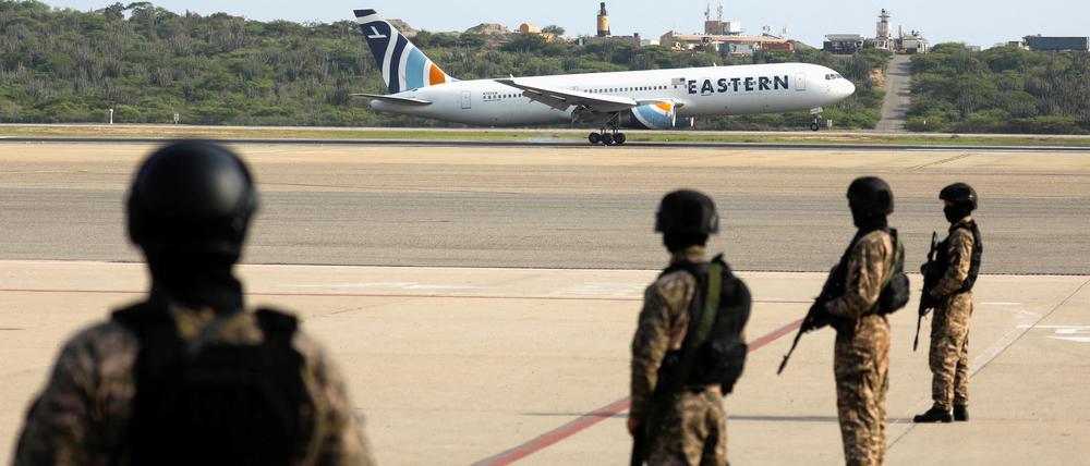 Ein Flugzeug der Eastern Airlines mit venezolanischen Migranten an Bord kommt auf einem Abschiebeflug vom US-Marinestützpunkt in Guantanamo Bay