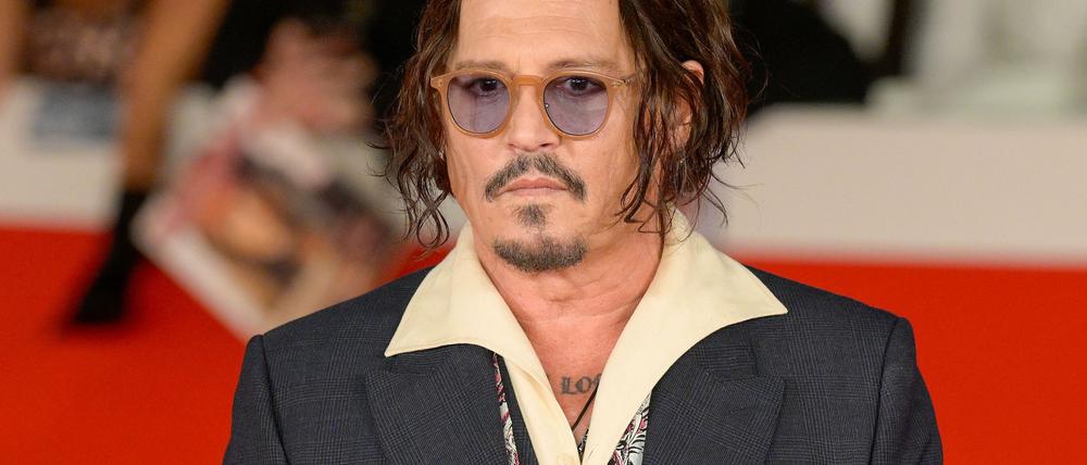 Mit diesem Look kennt man Johnny Depp. Auf einem Foto auf Instagram sieht er etwas anders aus. (Archivbild)