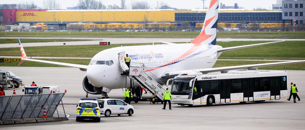 Polizei und ein Bus stehen an einem Flugzeug am Flughafen Hannover (Symbolbild).