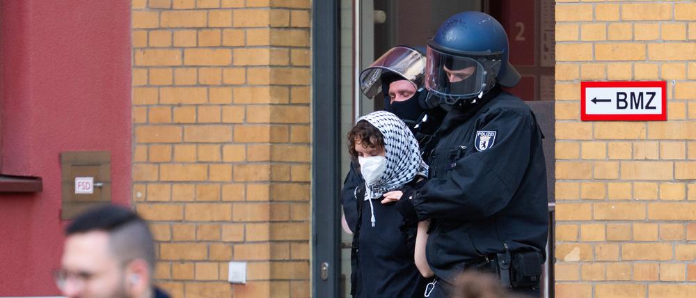 Ein Aktivist wird von Polizisten aus einem Gebäude am Campus Nord der Humboldt-Universität (HU) geführt. Der Emil-Fischer-Hörsaal am Campus Nord der Humboldt-Universität (HU) in Berlin wurde besetzt.