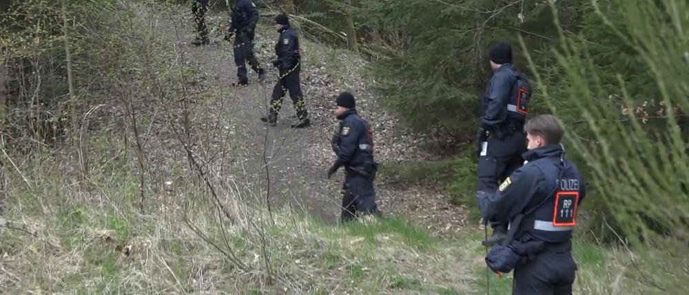 Die Polizei sucht im Bereich von Weitefeld nach weiteren Hinweisen.
