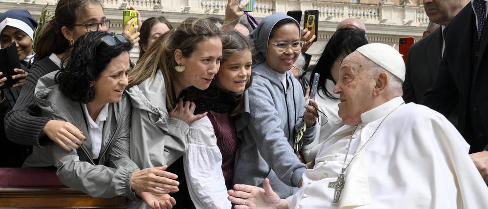 Am Palmsonntag war Papst Franziskus (rechts) überraschend auf dem Petersplatz aufgetreten.