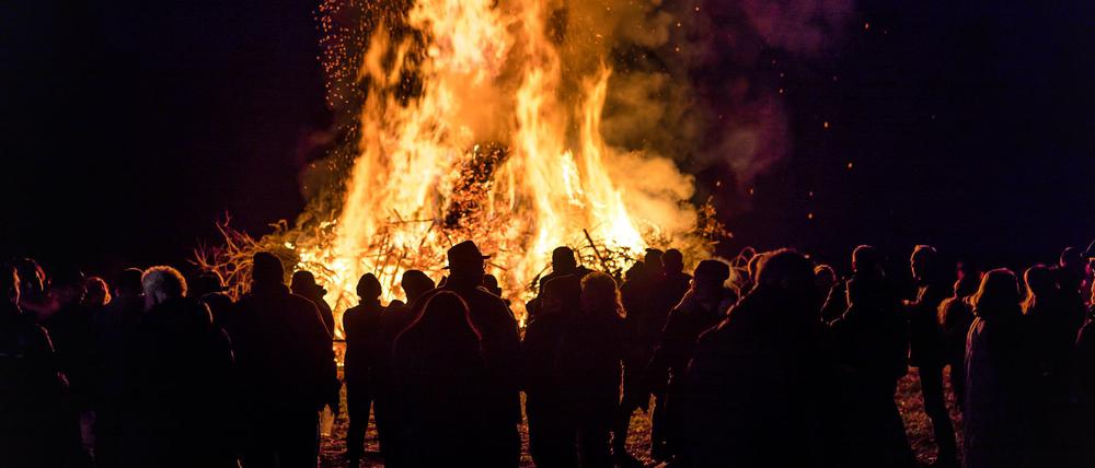 Ein Osterfeuer erhellt die Nacht. (Archivbild)
