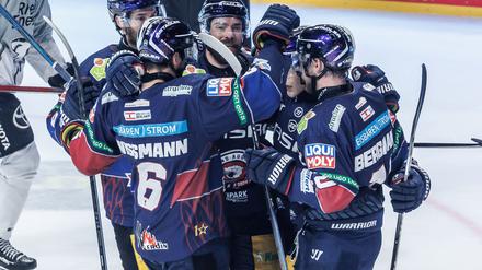 Die Eisbären Berlin jubeln nach dem Tor zum 2:1 im ersten DEL-Finale gegen die Kölner Haie.