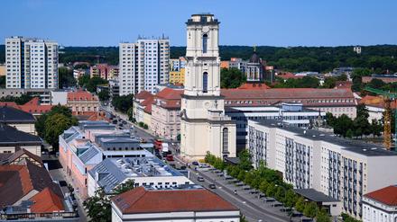 Der wiederaufgebaute Turm der Garnisonkirche Potsdam prägt das Stadtbild der brandenburgischen Landeshauptstadt. (Archivbild)