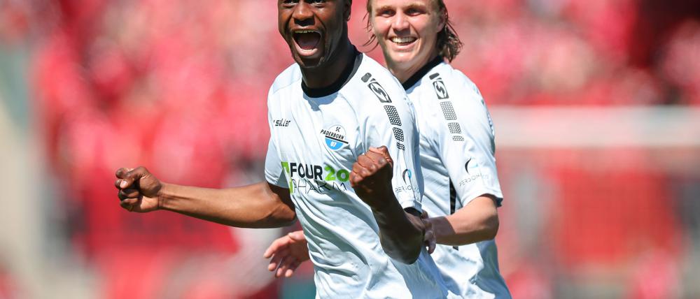 Ilyas Ansah (l) trifft trocken von der Strafraumgrenze.