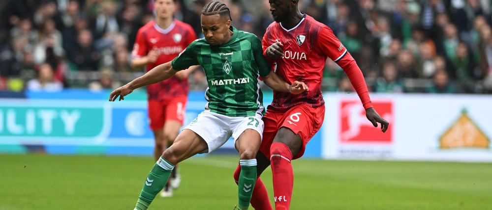Werders Felix Agu (l) im Zweikampf mit Bochums Ibrahima Sissoko.