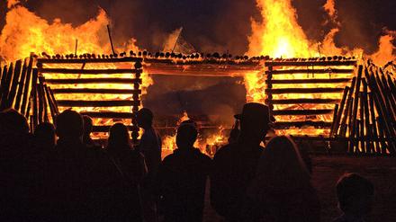 Ein Osterfeuer in Form einer Brücke brennt im Ortsteil Trechwitz.