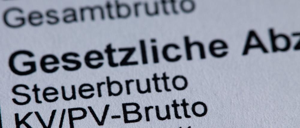 Die Einträge zur Krankenversicherung sind auf einer Gehaltsabrechnung zu sehen.