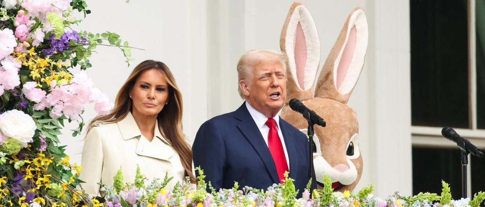 US-Präsident Trump und seine Ehefrau Melania, hier bei einer Osteransprache im Weißen Haus, werden zur Bestattung von Papst Franziskus reisen.