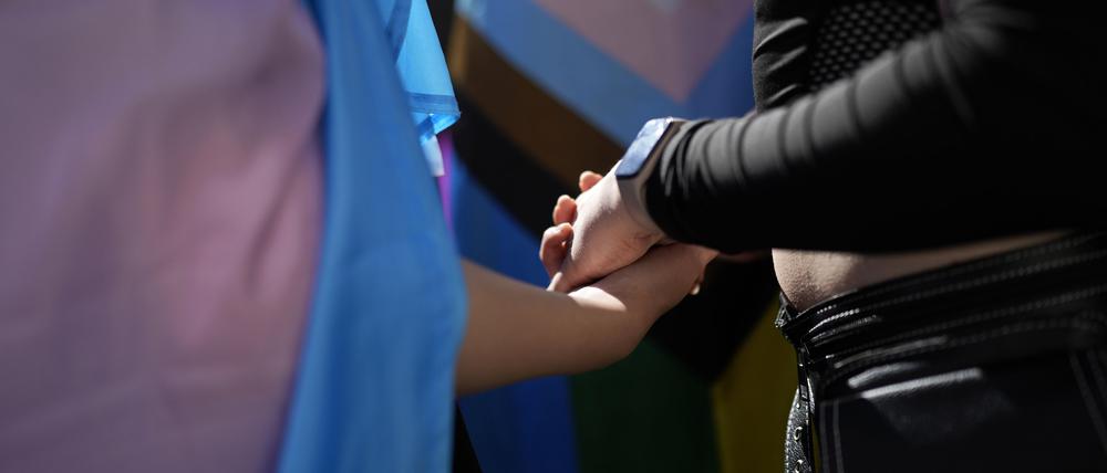 Portugal, Lissabon: Ein Paar hält sich an den Händen, während es an einem Marsch zum Transgender Day of Visibility teilnimmt. (Symbolbild)