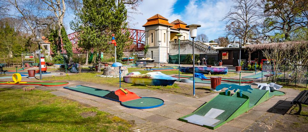 Sechserbrücke am Tegeler Hafen mit Minigolf