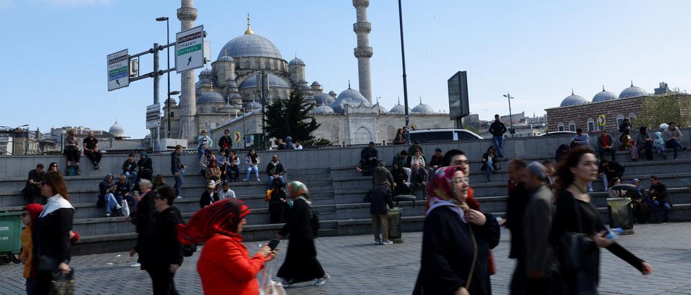 Menschen im Stadtteil Eminonu in Istanbul nach dem Erdbeben vom 23. April 2025. Das Beben war eines der stärksten in den vergangenen 25 Jahren.