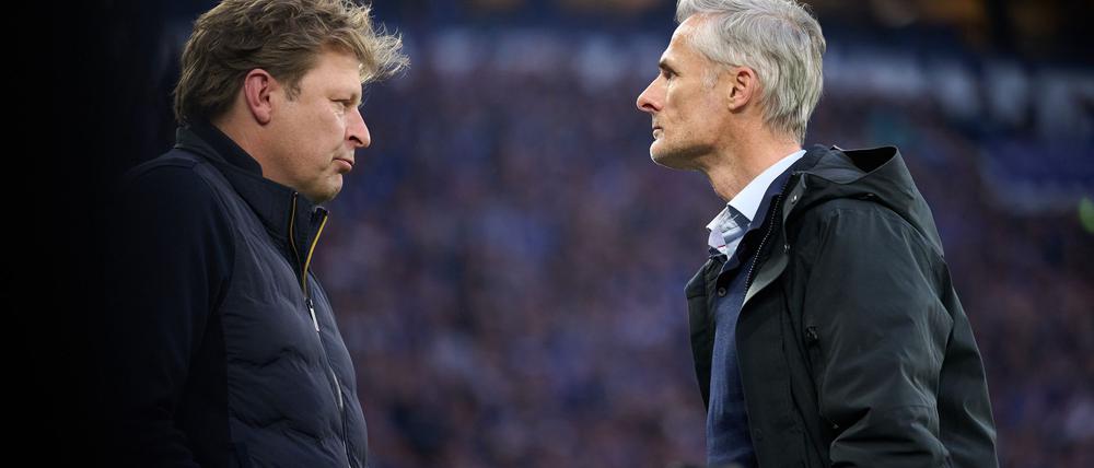 Schalkes Sportdirektor Youri Mulder (l) mit dem künftigen Ex-Trainer Kees van Wonderen.