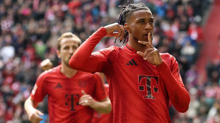 Michael Olise bejubelt sein Tor zum 2:0, aber noch nicht den Meistertitel.