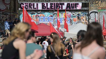 Unter dem Motto «Mehr Secret Acts! Mehr Protest! Mehr Widerstand! - Gegen Zäune und Kriege!» hat das Bündnis «Free Görli - Rave Against the Zaun» zu einem Protest-Festival im Görlitzer Park aufgerufen.