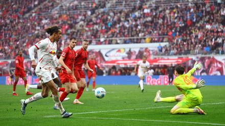 Yussuf Poulsen trifft zum 3:3 und sagt damit die Münchner Meisterfeier in Leipzig ab.