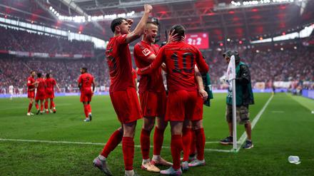 In Leipziger jubelten sie schon. Das war noch zu früh, einen Tag war die Meisterschaft der Bayern dann ganz ohne eigenes Zutun perfekt.