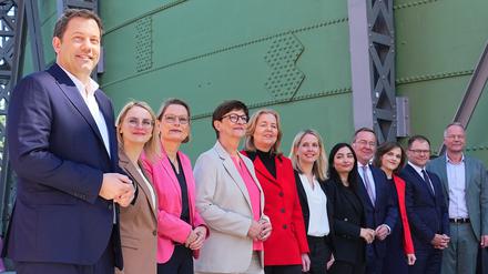 Lars Klingbeil (l-r), SPD-Vorsitzender und designierter Bundesfinanzminister und Vizekanzler hat ein Regierungsteam zusammengestellt. Am Montag wurde es in Berlin präsentiert.