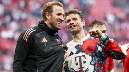 Harry Kane (l.) und Thomas Müller freuen sich, am Samstag die Meisterschale in Empfang zu nehmen.