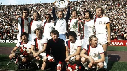 Trainer Udo Lattek präsentiert den Fans nach der Saison 1972/73 die Meisterschale.