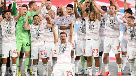 Thomas Müller mit der Meisterschale.