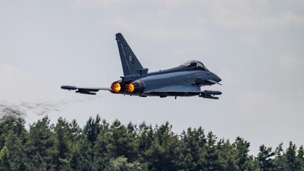 Das ist kein Tiefflug, sondern der Start eines Eurofighter-Jets am Fliegerhorst Holzdorf.