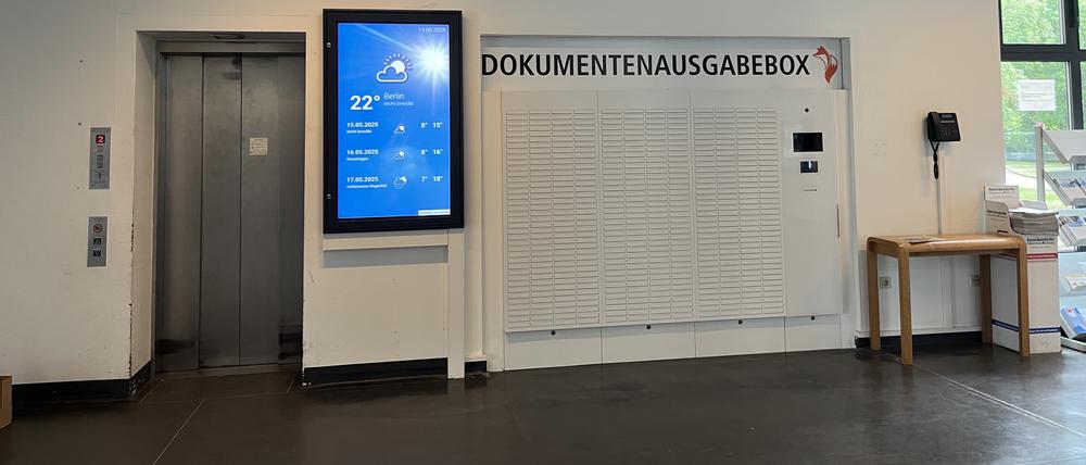 Dokumentenausgabebox im Rathaus Reinickendorf.