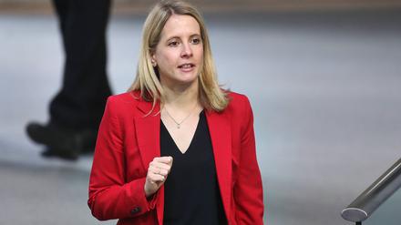 Bauministerin Verena Hubertz (SPD) kommt zu einer Sitzung des Bundestags.